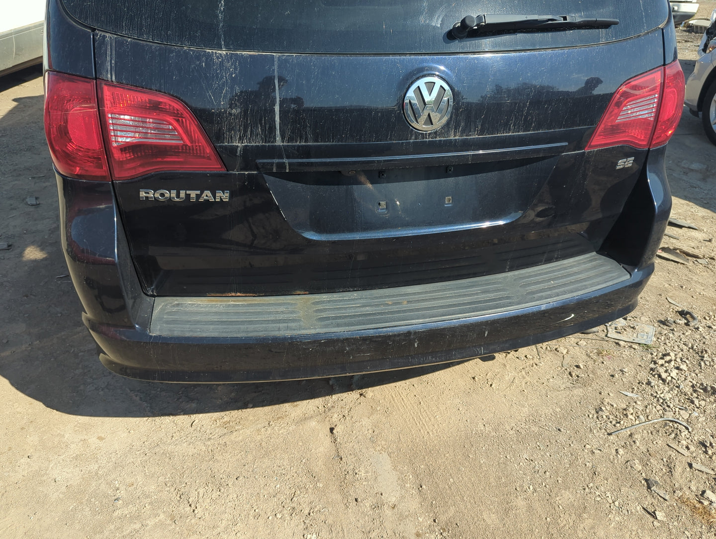 2009-2014 Volkswagen Routan Rear Bumper Assembly Oem 1158729 - Oemusedautoparts1.com