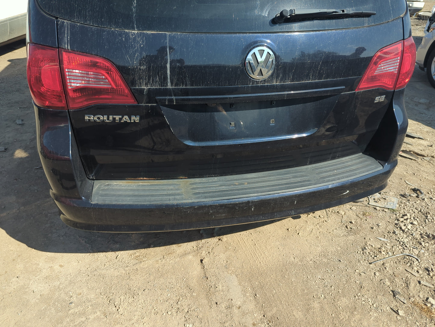 2009-2014 Volkswagen Routan Rear Bumper Assembly Oem 1158729 - Oemusedautoparts1.com