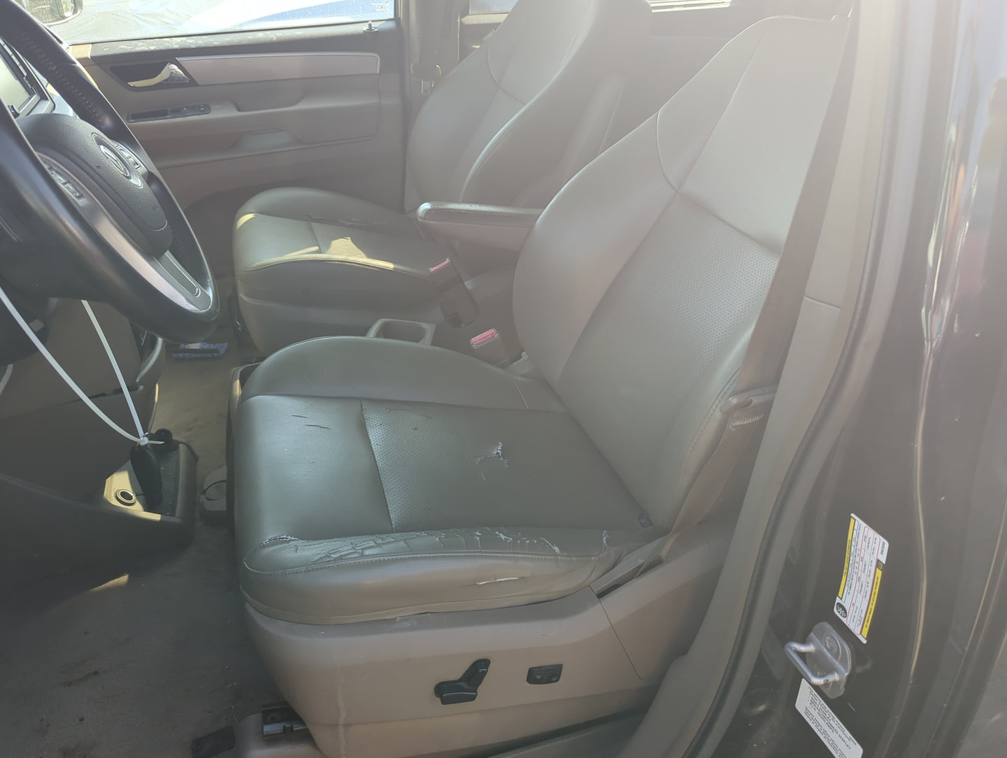 2011-2014 Volkswagen Routan Driver Front Seat Oem 1158791 - Oemusedautoparts1.com