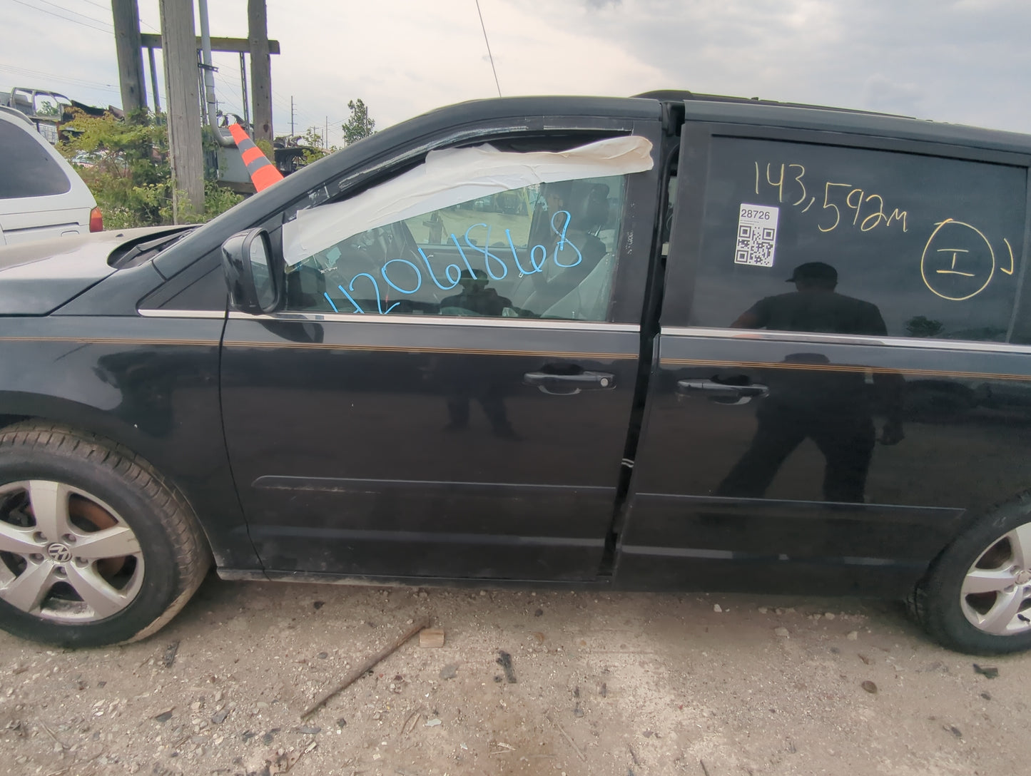 2009-2014 Volkswagen Routan Driver Front Door Oem 941347 - Oemusedautoparts1.com