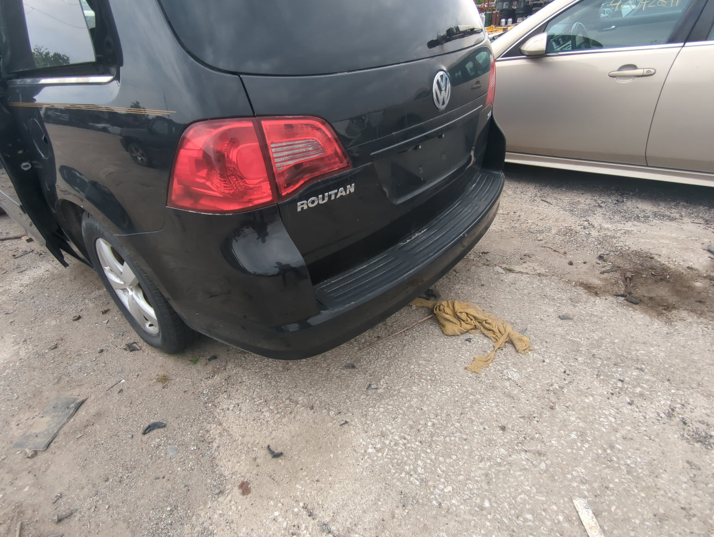 2009-2014 Volkswagen Routan Rear Bumper Assembly Oem - Oemusedautoparts1.com