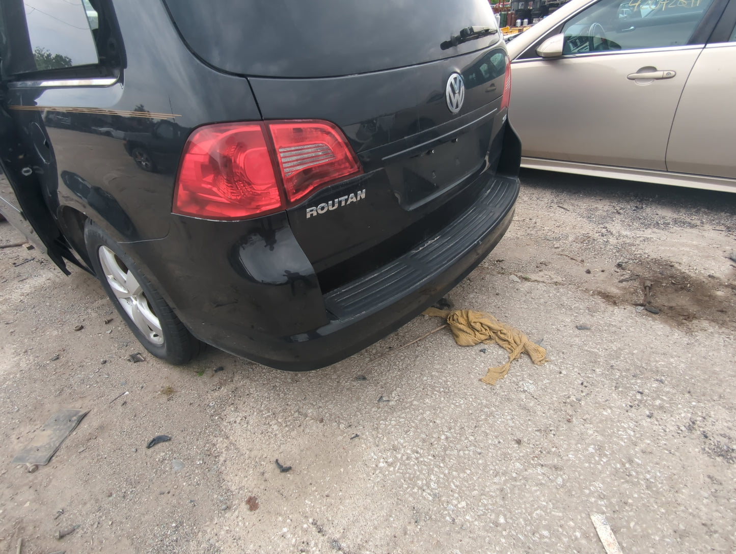 2009-2014 Volkswagen Routan Rear Bumper Assembly Oem - Oemusedautoparts1.com