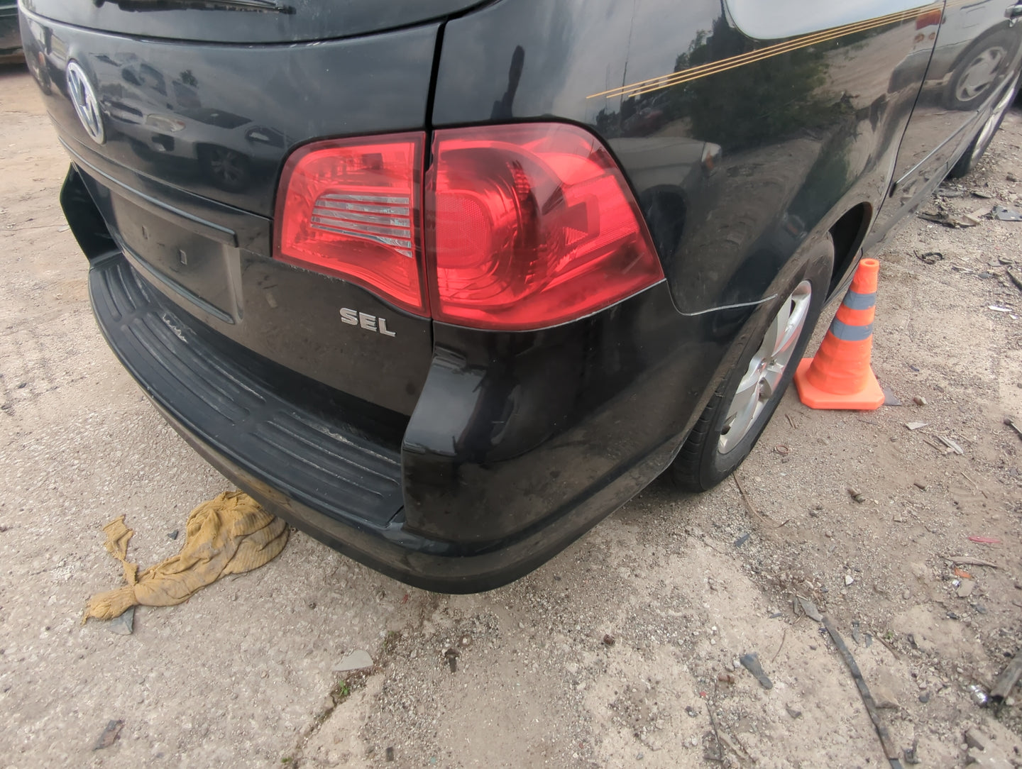 2009-2014 Volkswagen Routan Rear Bumper Assembly Oem - Oemusedautoparts1.com