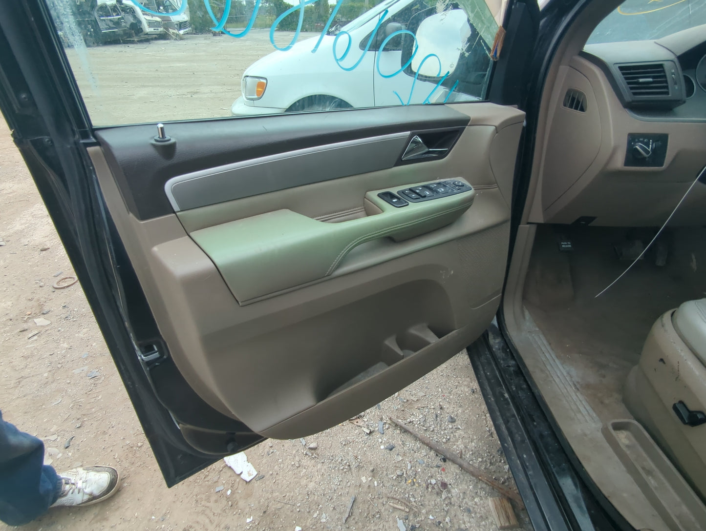 2011 Volkswagen Routan Front Left Driver Interior Door Panel Trim 941487 - Oemusedautoparts1.com