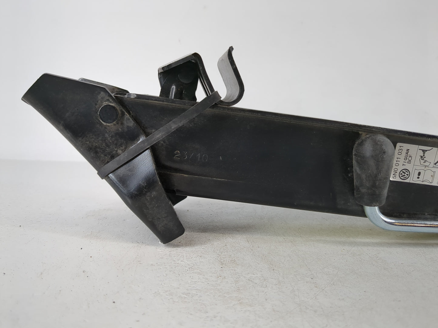 2011 Volkswagen Tiguan Spare Scissor Car Jack - Oemusedautoparts1.com