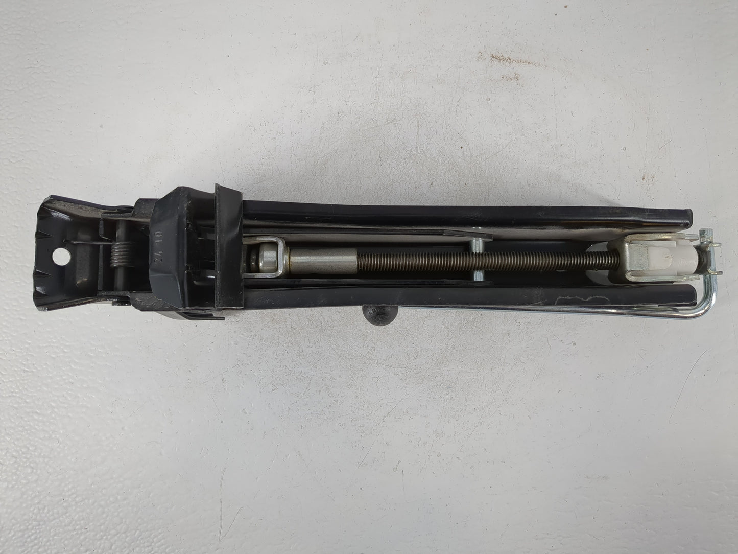 2011 Volkswagen Tiguan Spare Scissor Car Jack - Oemusedautoparts1.com