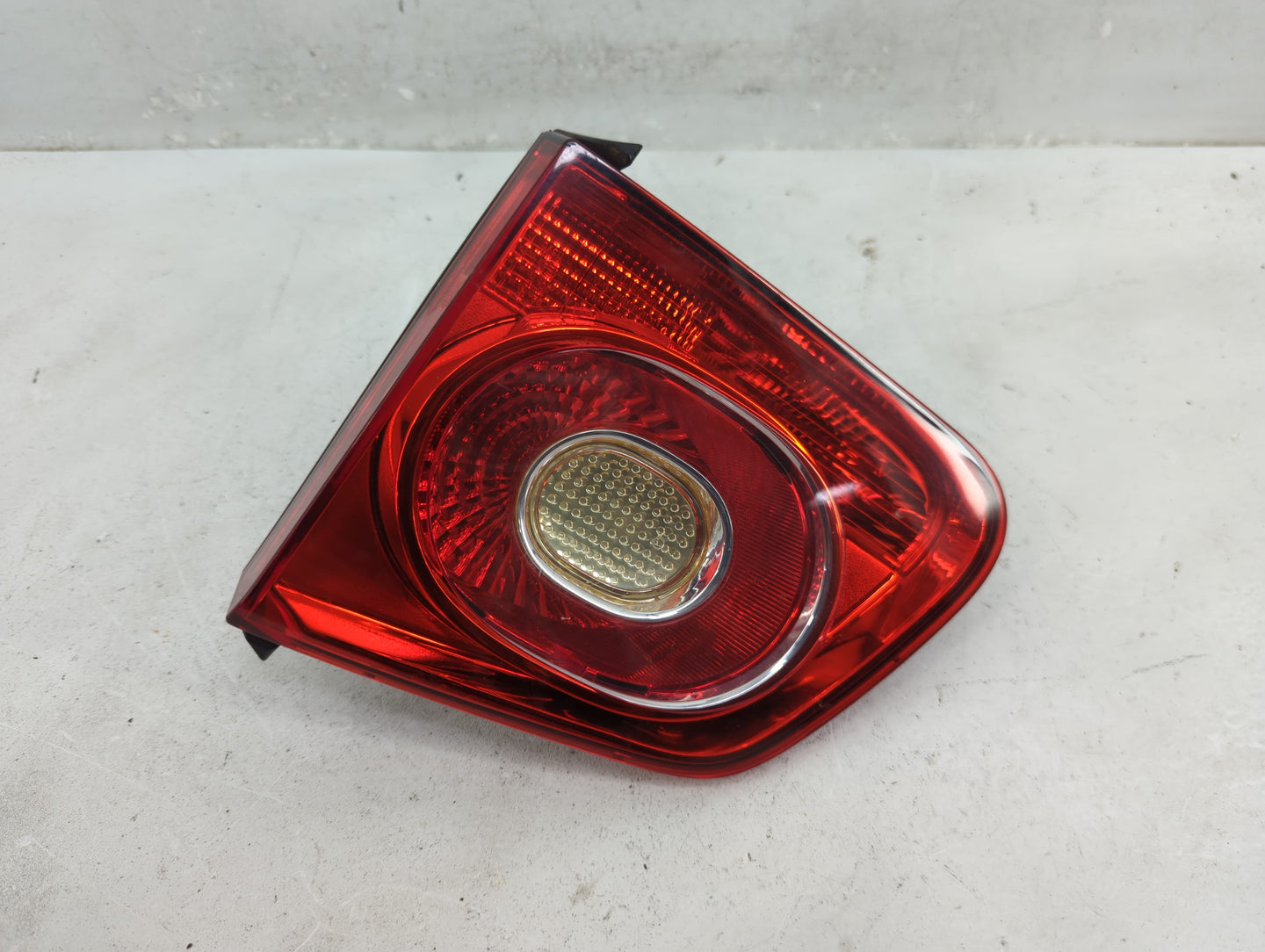 2009-2011 Volkswagen Tiguan Tail Light Assembly Passenger Right OEM P/N:5N0 945 094 B Fits Fits 2009 2010 2011 OEM Used Auto