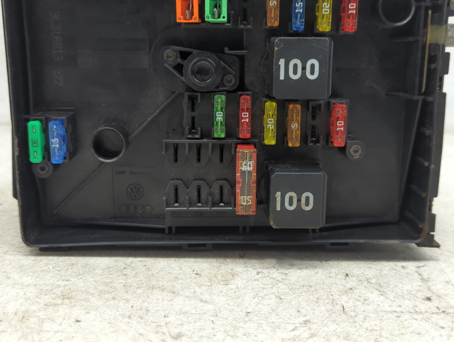 2009-2011 Volkswagen Tiguan Fusebox Fuse Box Panel Relay Module P/N:0-1718130 0-1718128-1 Fits OEM Used Auto Parts - Oemused