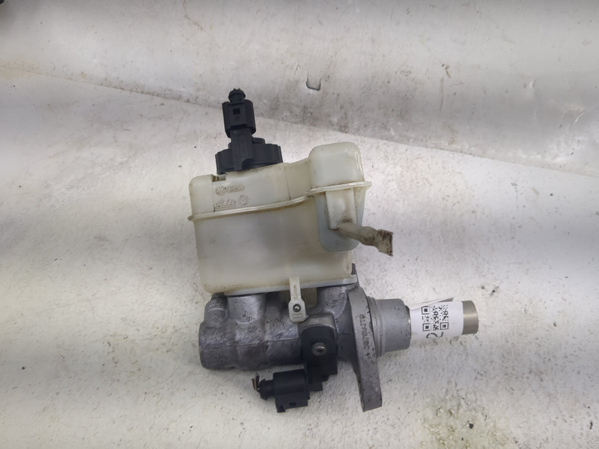 2009-2018 Volkswagen Tiguan Brake Master Cylinder - Oemusedautoparts1.com