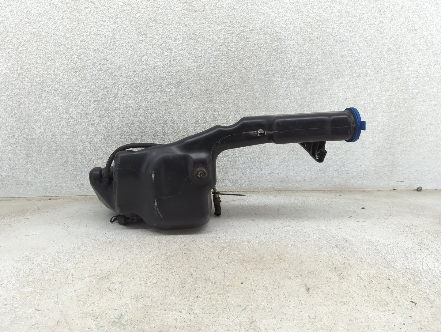 Volvo V40 Windshield Washer Fluid Reservoir Bottle Oem - Oemusedautoparts1.com