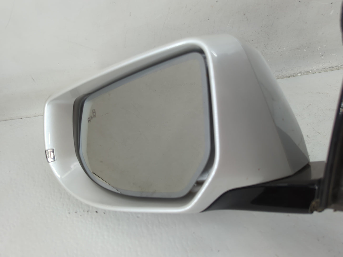 2016-2017 Cadillac Xts Driver Side View Mirror - Left Door Mirror OEM Used - Oemusedautoparts1.com