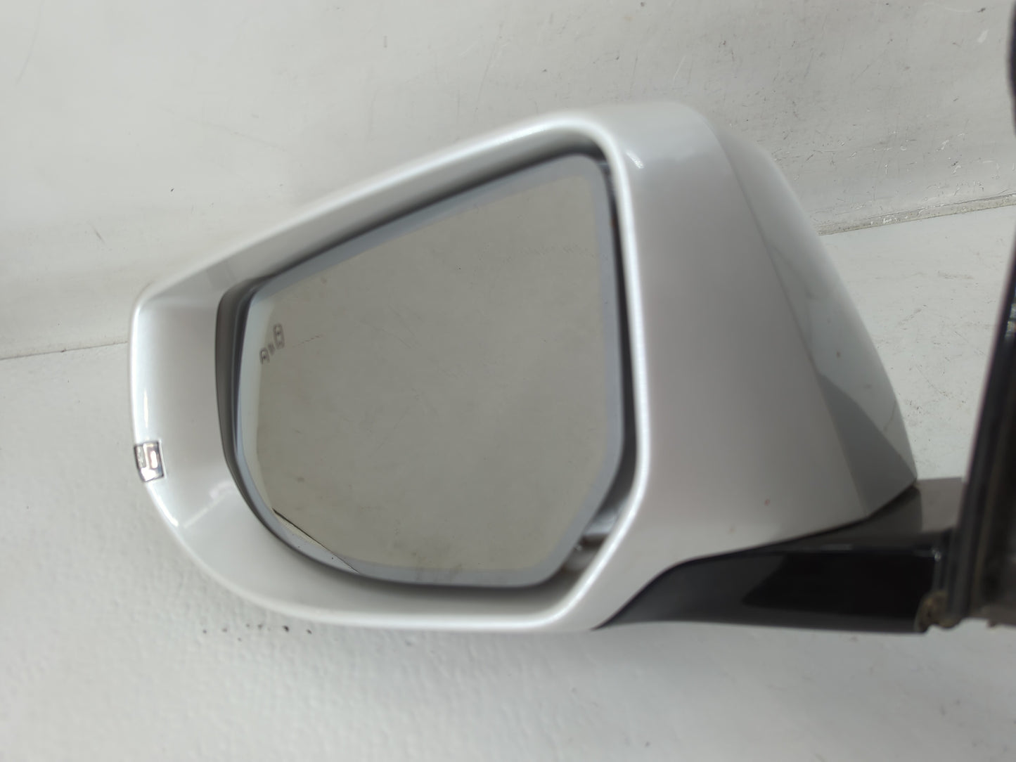 2016-2017 Cadillac Xts Driver Side View Mirror - Left Door Mirror OEM Used - Oemusedautoparts1.com