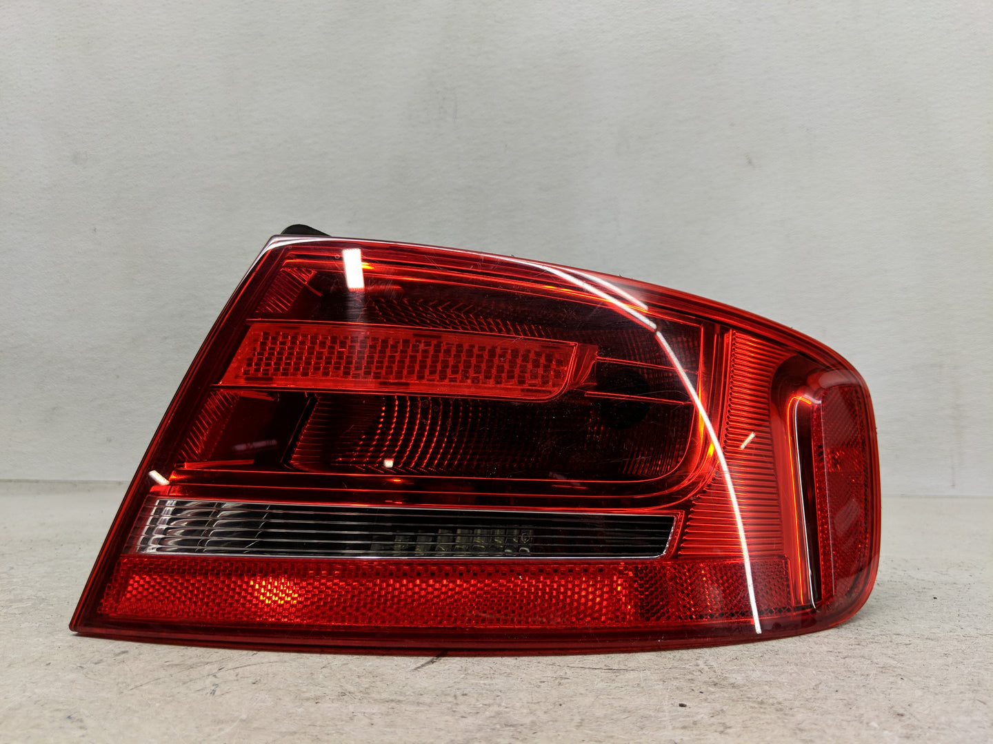 2010-2012 Audi A4 Tail Light Assembly Passenger Right OEM P/N:8K5 945 096 E Fits Fits 2010 2011 2012 OEM Used Auto Parts - O