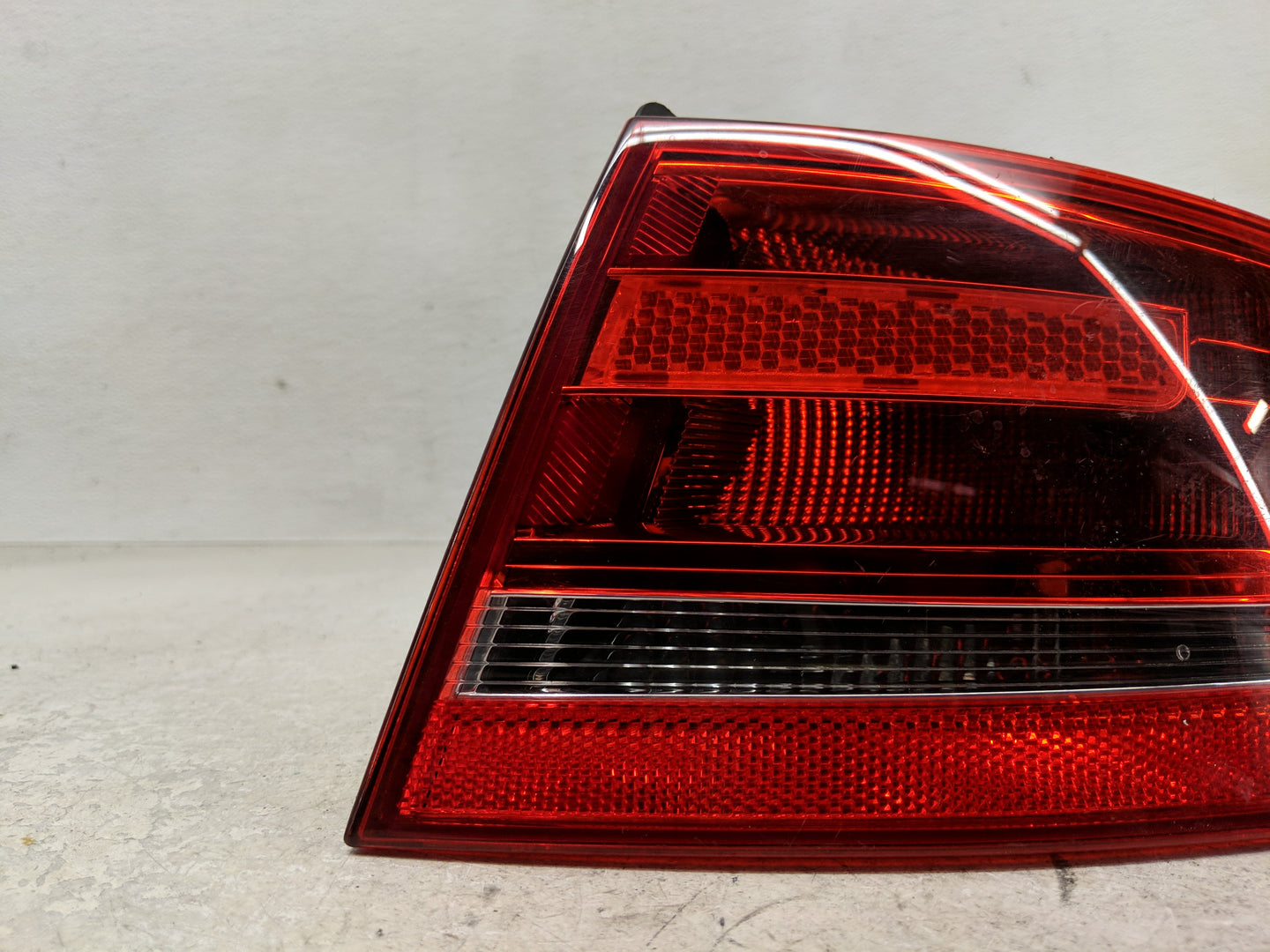 2010-2012 Audi A4 Tail Light Assembly Passenger Right OEM P/N:8K5 945 096 E Fits Fits 2010 2011 2012 OEM Used Auto Parts - O