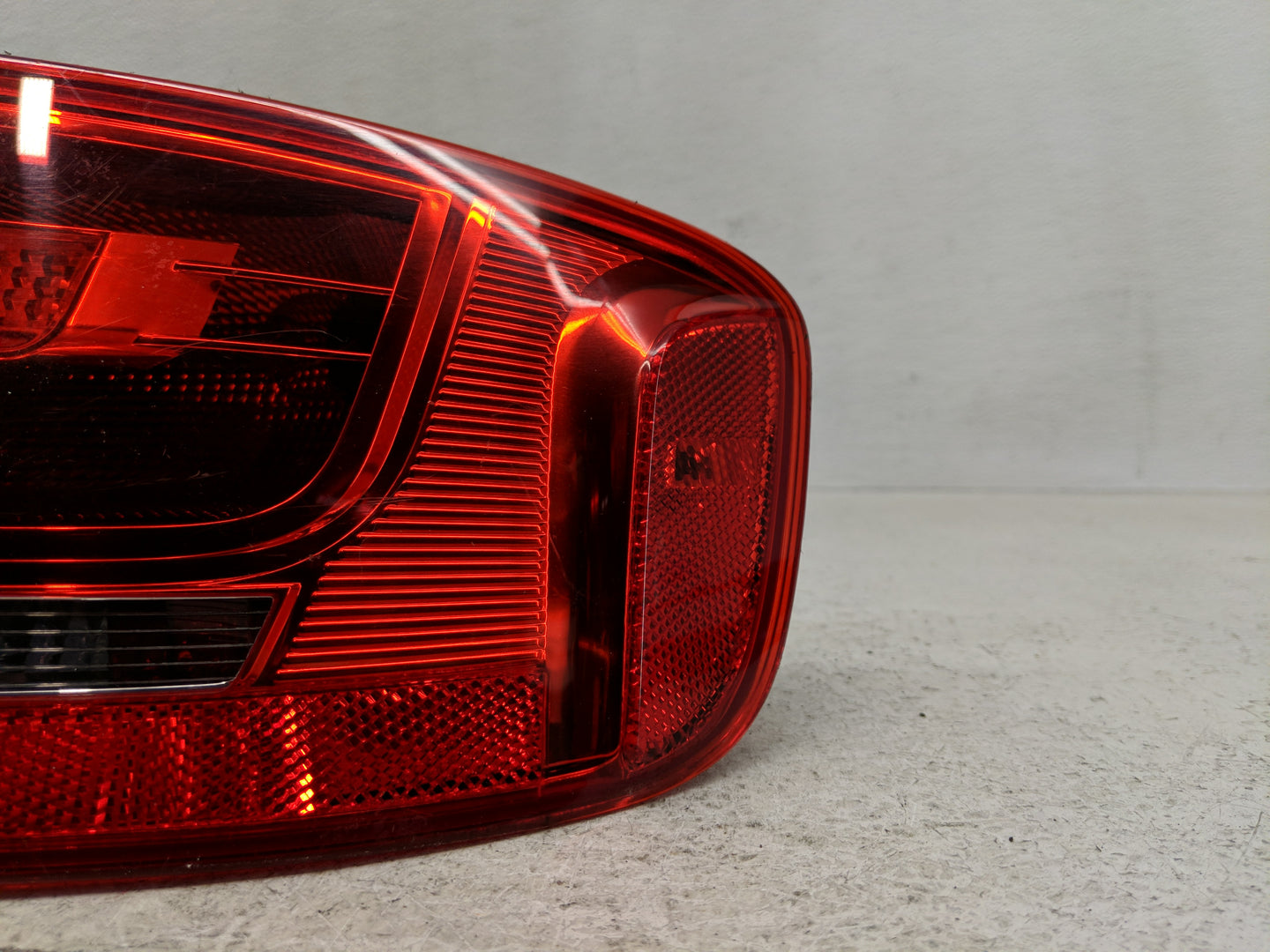 2010-2012 Audi A4 Tail Light Assembly Passenger Right OEM P/N:8K5 945 096 E Fits Fits 2010 2011 2012 OEM Used Auto Parts - O
