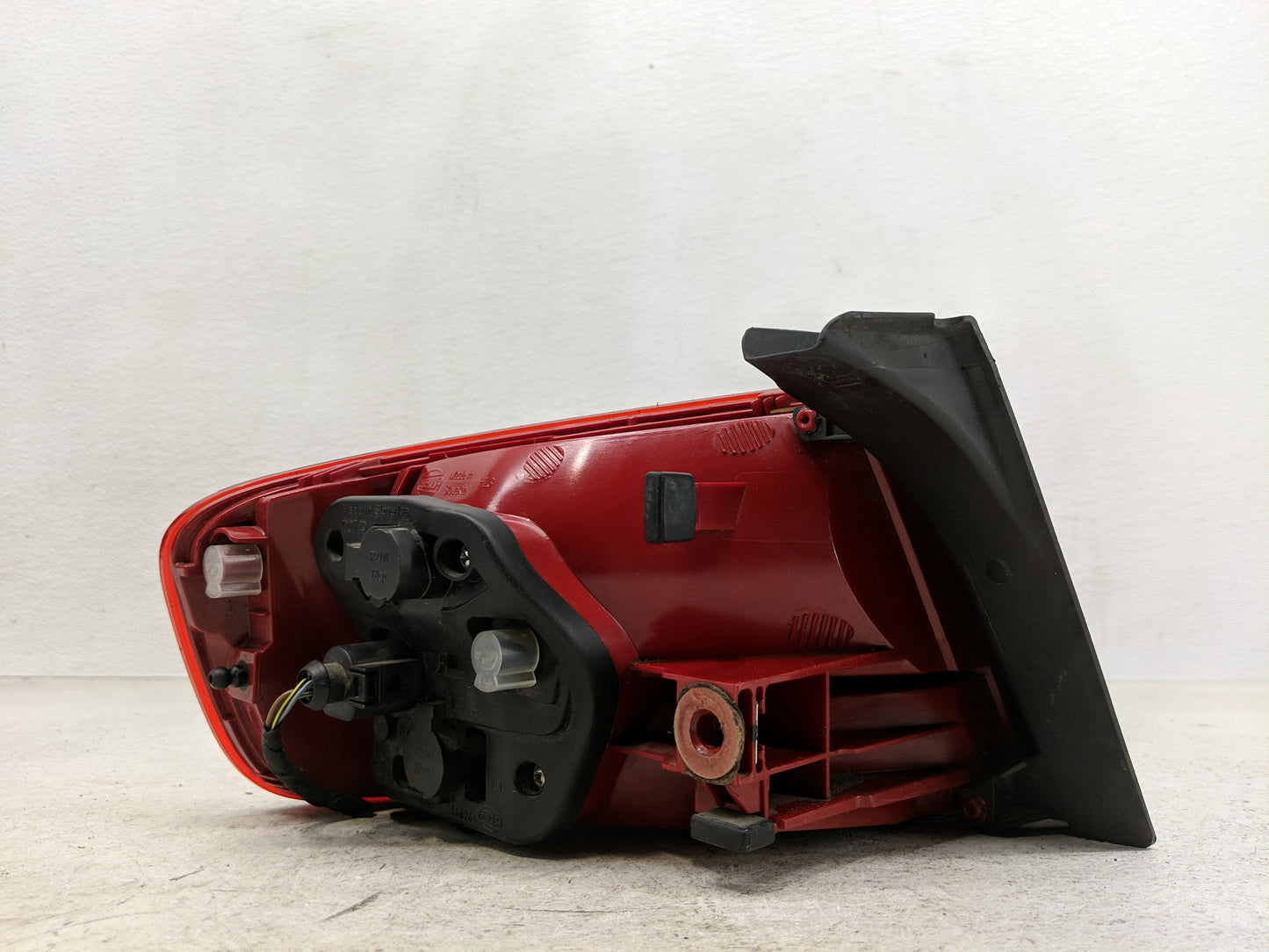 2010-2012 Audi A4 Tail Light Assembly Passenger Right OEM P/N:8K5 945 096 E Fits Fits 2010 2011 2012 OEM Used Auto Parts - O