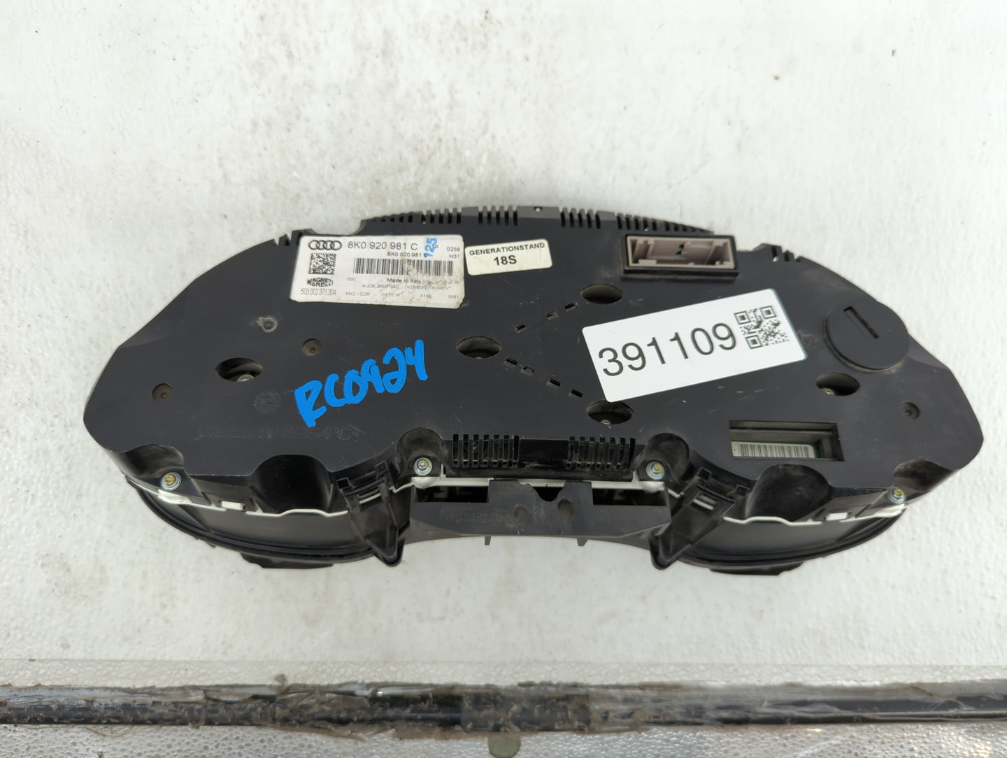 2010-2012 Audi A4 Instrument Cluster Speedometer Gauges P/N:8K0 920 980 M 8K0 920 981 C Fits Fits 2010 2011 2012 OEM Used Au