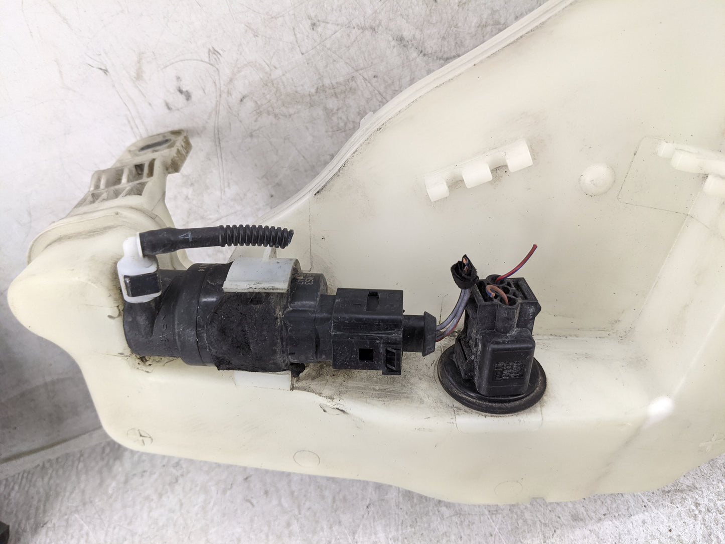2012-2018 Audi A6 Windshield Washer Fluid Reservoir Bottle Oem 1477239 - Oemusedautoparts1.com
