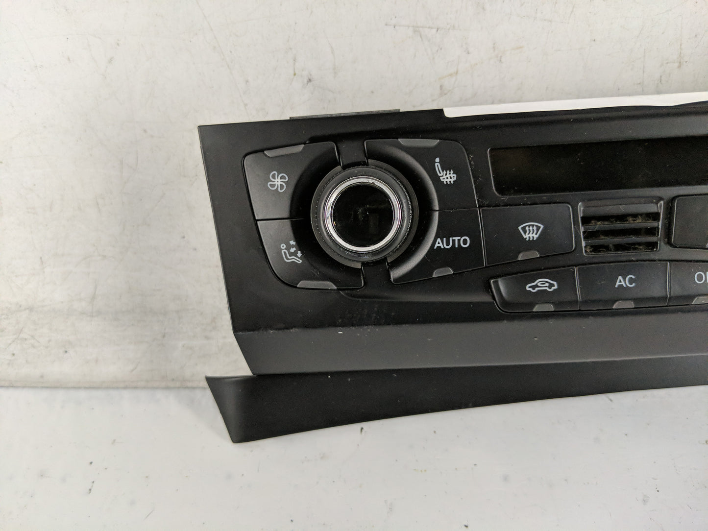 2009-2012 Audi Q5 Climate Control Module Temperature AC/Heater Replacement P/N:8T1 820 043 AK Fits OEM Used Auto Parts - Oem