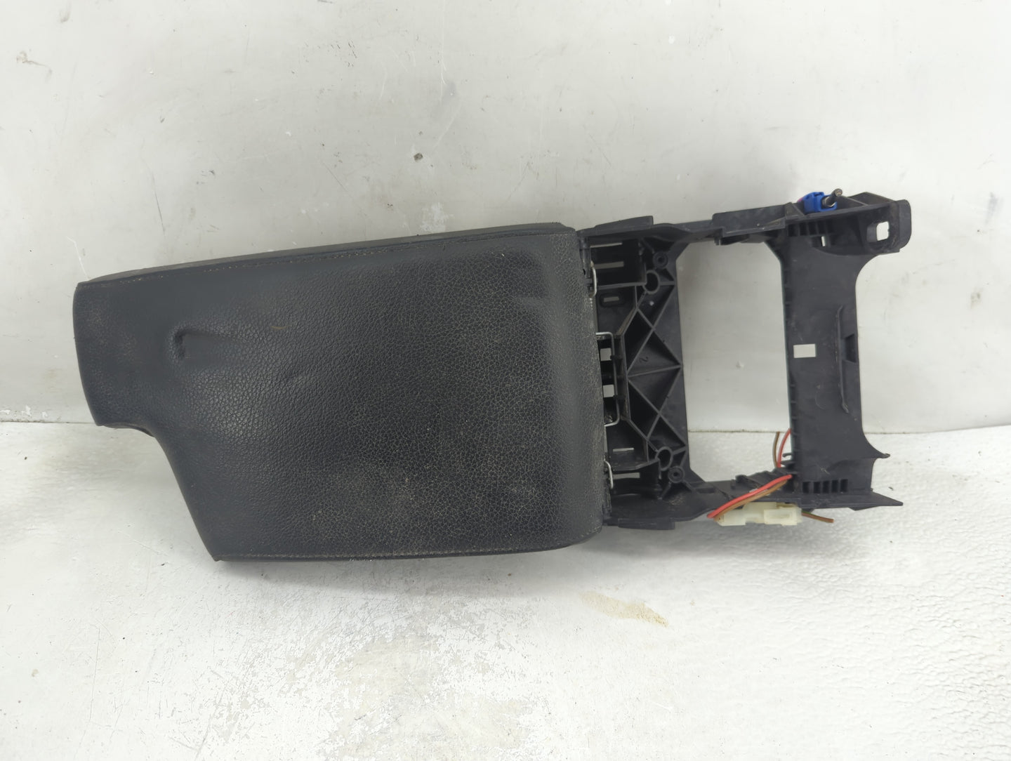 2012 Bmw 328i Center Console Armrest Cover Lid P/N:E 1162 332 21 Fits OEM Used Auto Parts - Oemusedautoparts1.com
