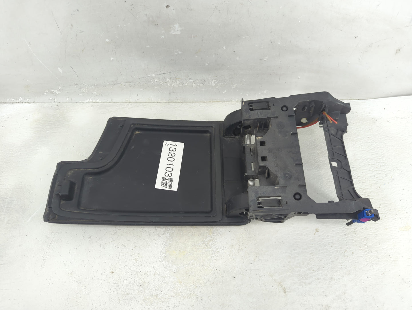 2012 Bmw 328i Center Console Armrest Cover Lid P/N:E 1162 332 21 Fits OEM Used Auto Parts - Oemusedautoparts1.com