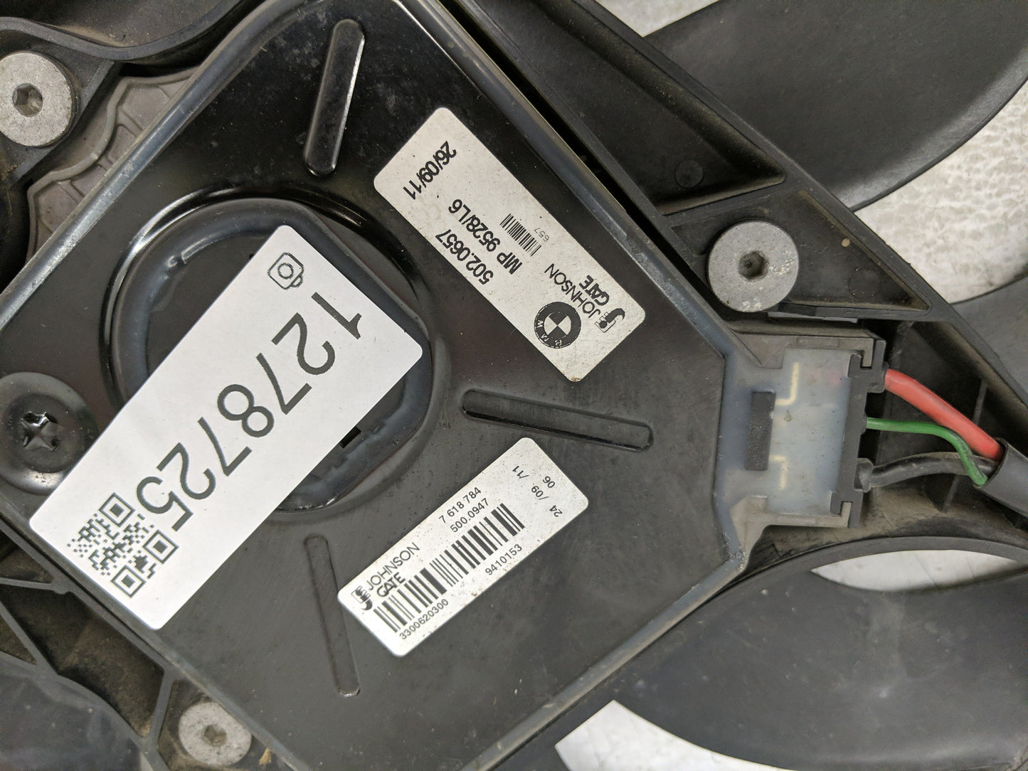2011-2012 Bmw 528i Electric Radiator Cooling Fan Motor Assembly P/N:7 618 784 Fits Fits 2011 2012 OEM Used Auto Parts - Oemu