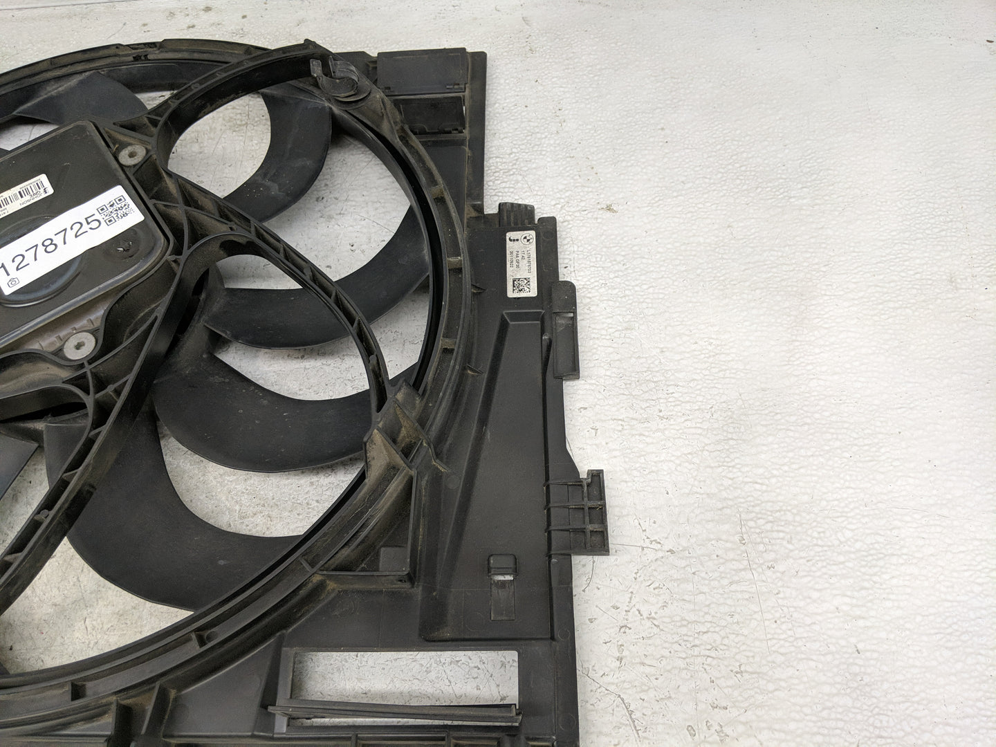 2011-2012 Bmw 528i Electric Radiator Cooling Fan Motor Assembly P/N:7 618 784 Fits Fits 2011 2012 OEM Used Auto Parts - Oemu