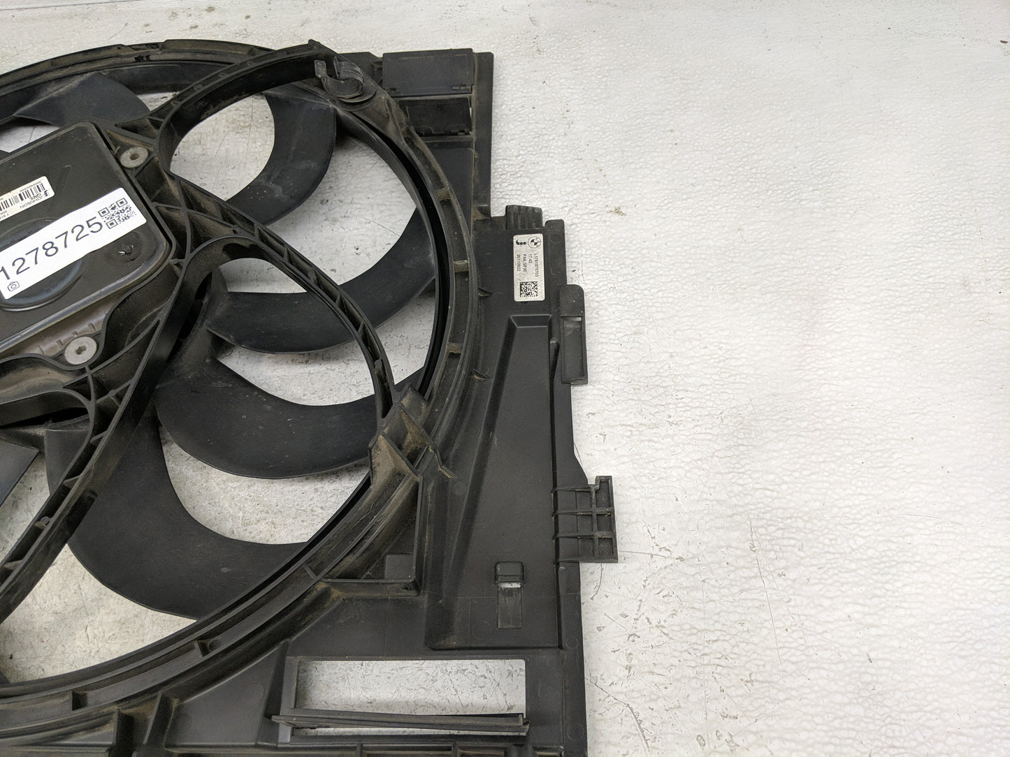 2011-2012 Bmw 528i Electric Radiator Cooling Fan Motor Assembly P/N:7 618 784 Fits Fits 2011 2012 OEM Used Auto Parts - Oemu