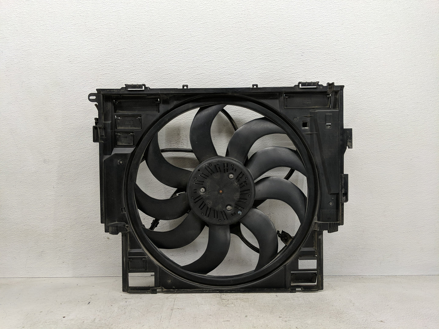 2011-2012 Bmw 528i Electric Radiator Cooling Fan Motor Assembly P/N:7 618 784 Fits Fits 2011 2012 OEM Used Auto Parts - Oemu