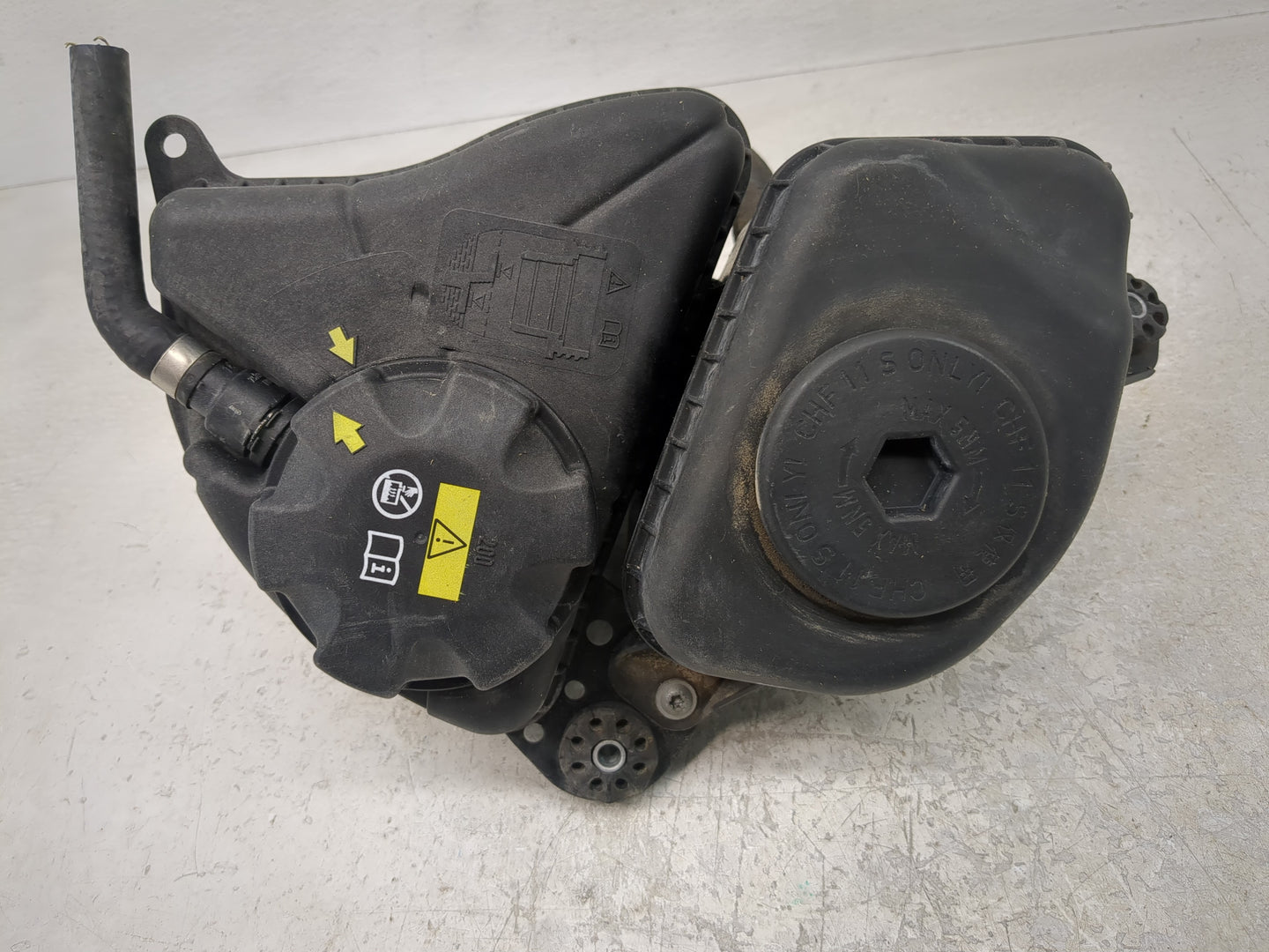 2011-2012 Bmw 740i Windshield Washer Fluid Reservoir Bottle Oem - Oemusedautoparts1.com