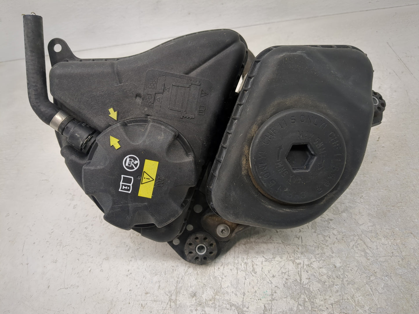 2011-2012 Bmw 740i Windshield Washer Fluid Reservoir Bottle Oem - Oemusedautoparts1.com