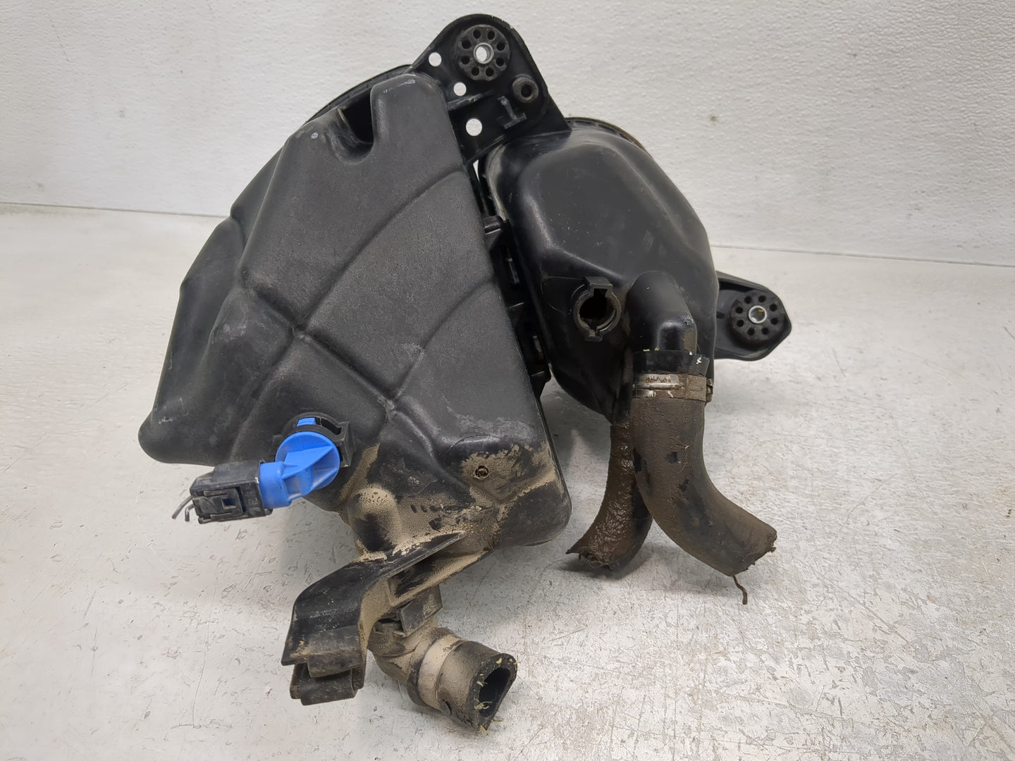 2011-2012 Bmw 740i Windshield Washer Fluid Reservoir Bottle Oem - Oemusedautoparts1.com