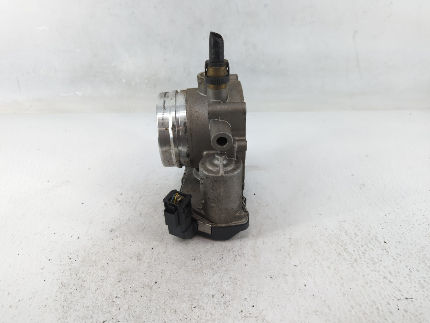 2011-2012 Bmw 740i Throttle Body P/N:7556119-06 Fits Fits 2007 2008 2009 2010 2011 2012 2013 2014 2015 2016 OEM Used Auto Pa