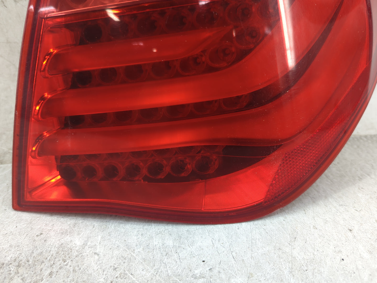 2009-2012 Bmw 750i Tail Light Assembly Passenger Right OEM P/N:7182202 EKK90Z Fits Fits 2009 2010 2011 2012 OEM Used Auto Pa