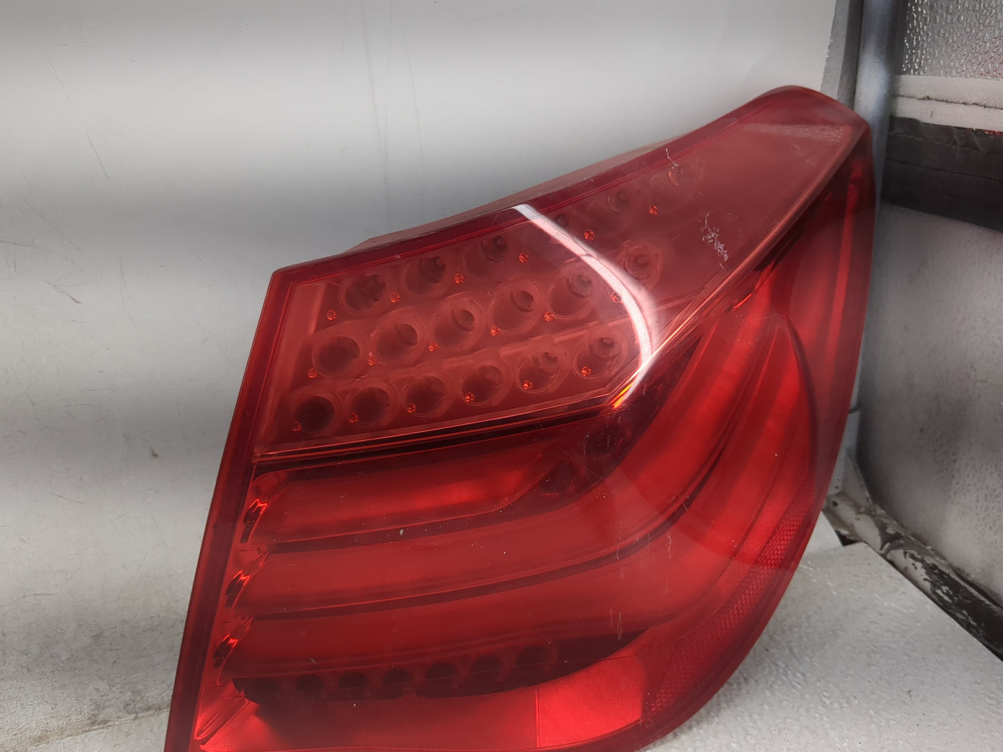 2009-2012 Bmw 750i Tail Light Assembly Passenger Right OEM P/N:7182202 EKK90Z Fits Fits 2009 2010 2011 2012 OEM Used Auto Pa