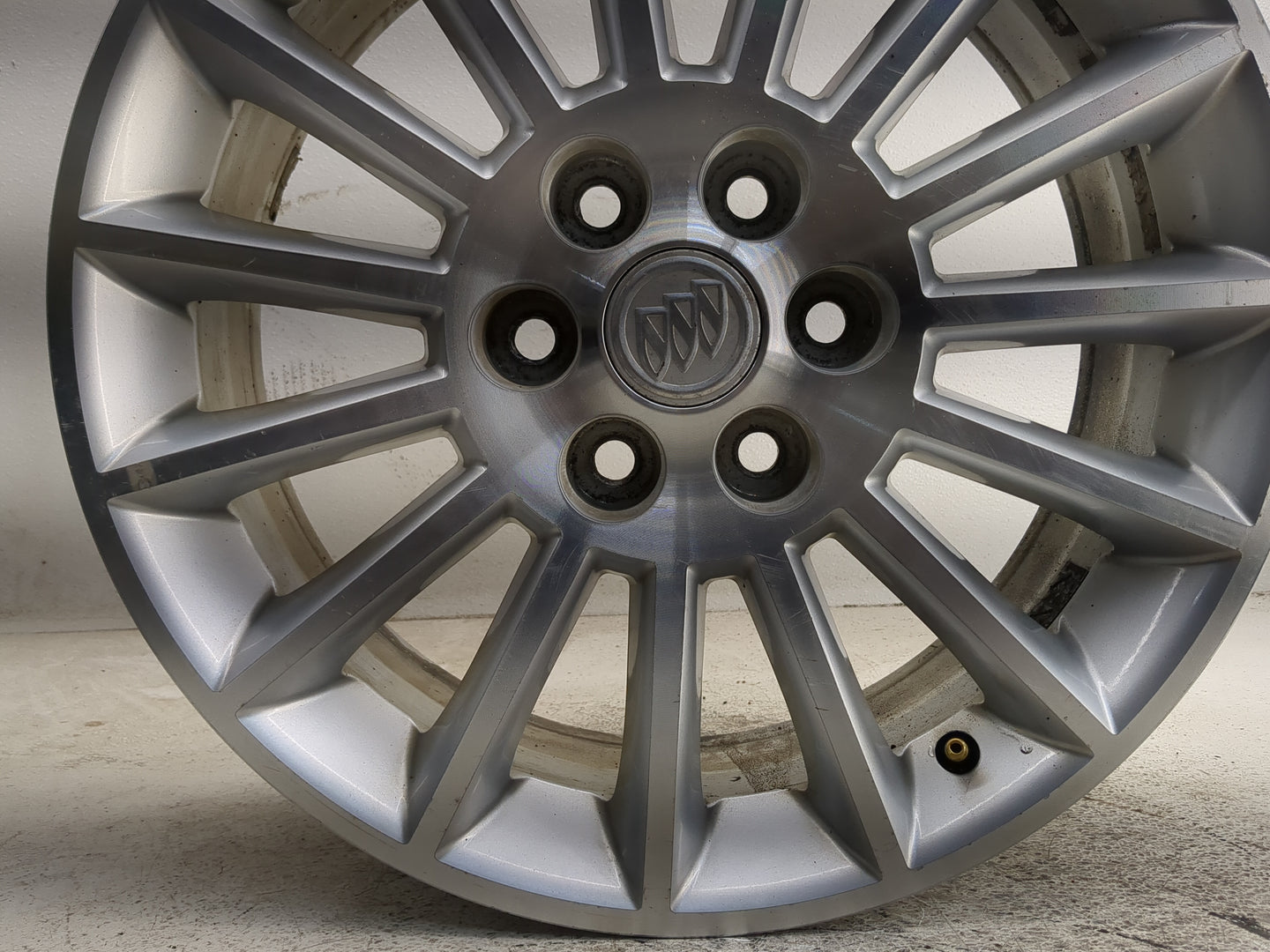 2008-2012 Buick Enclave Oem Wheel Rim 1318372 - Oemusedautoparts1.com