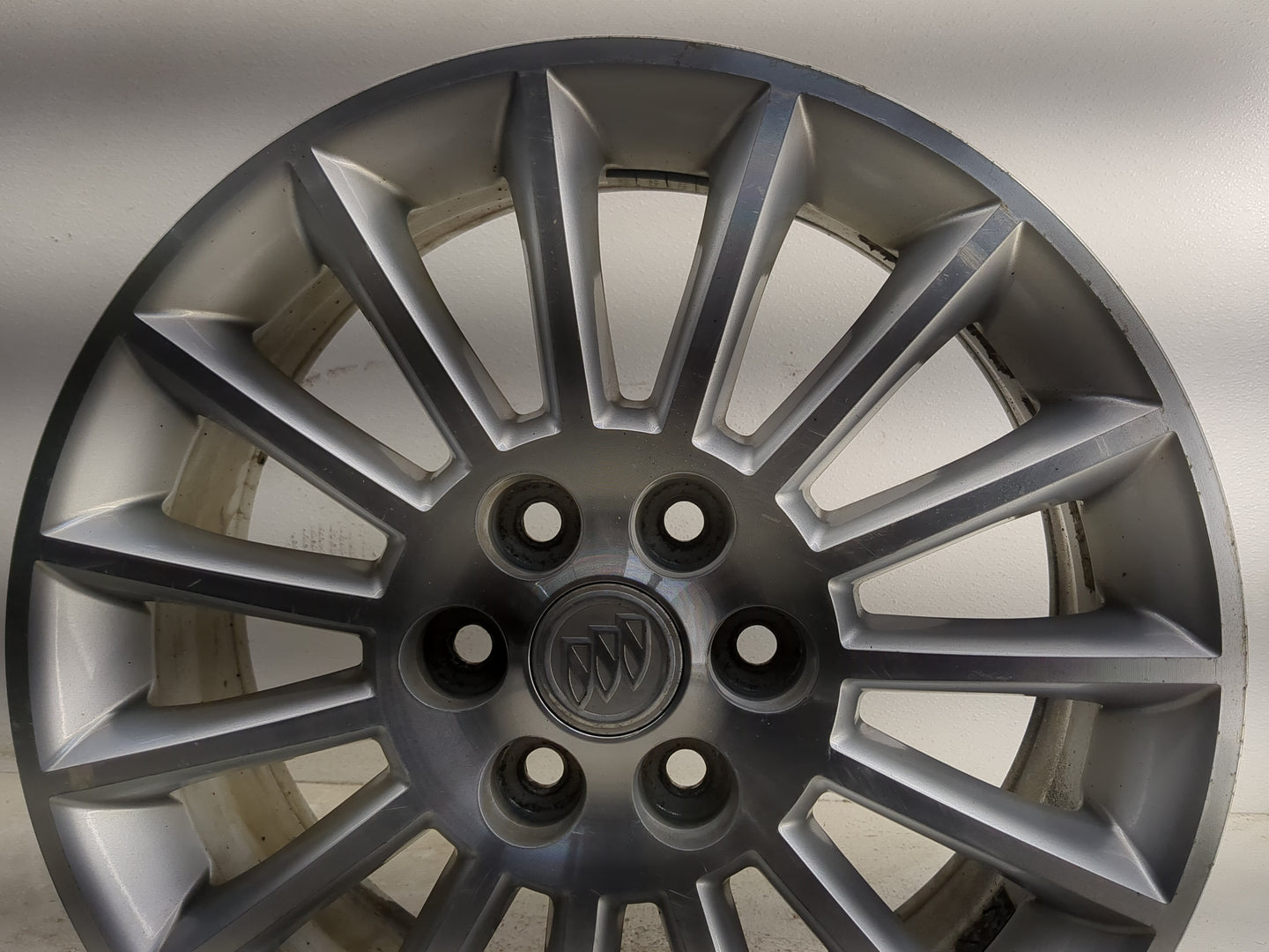 2008-2012 Buick Enclave Oem Wheel Rim 1318372 - Oemusedautoparts1.com