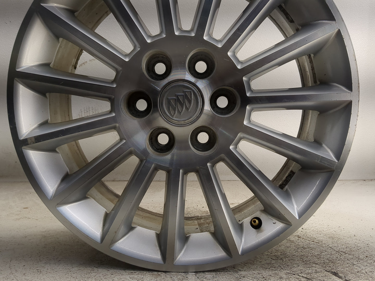 2008-2012 Buick Enclave Oem Wheel Rim 1318372 - Oemusedautoparts1.com