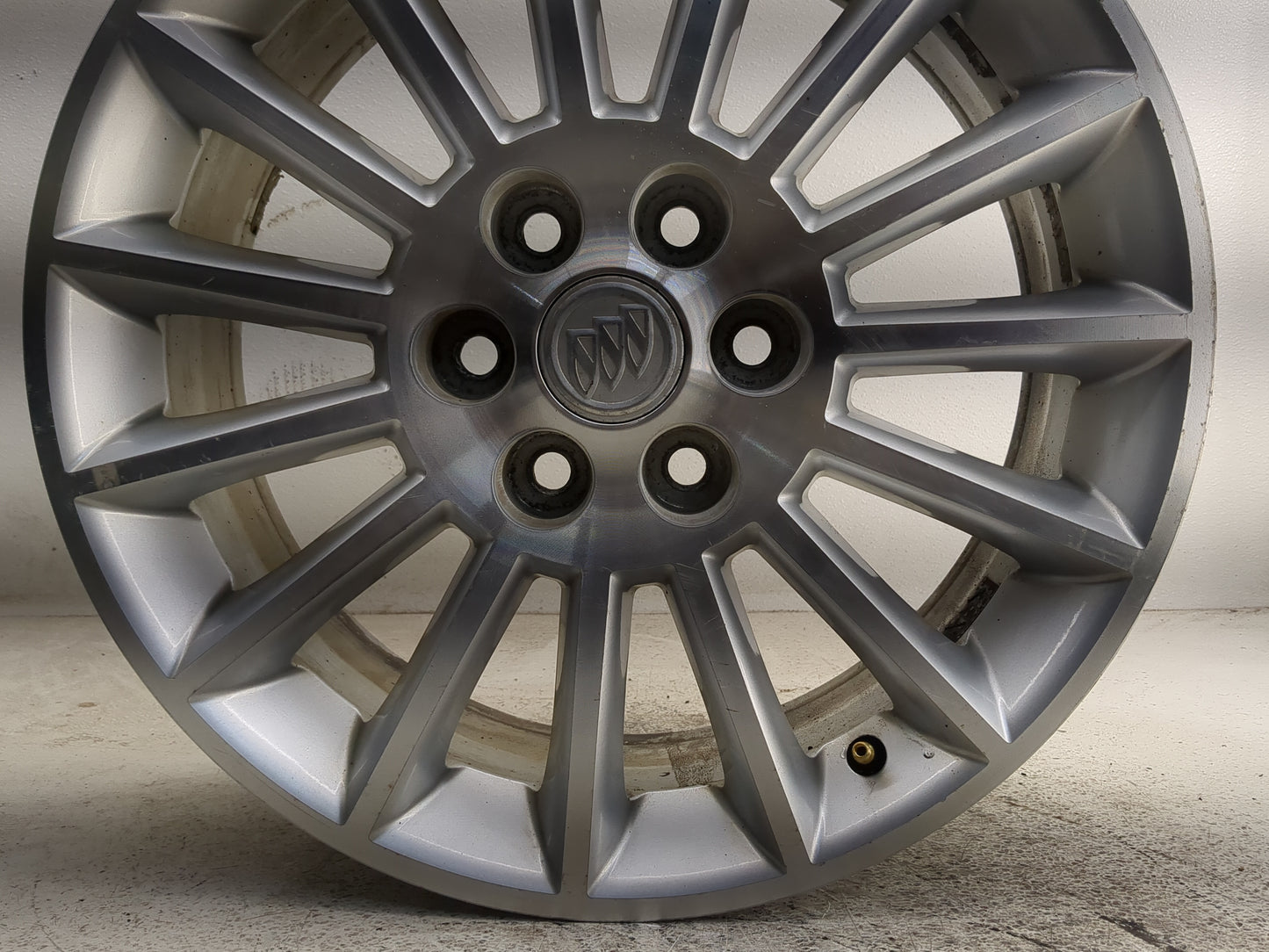 2008-2012 Buick Enclave Oem Wheel Rim 1318372 - Oemusedautoparts1.com