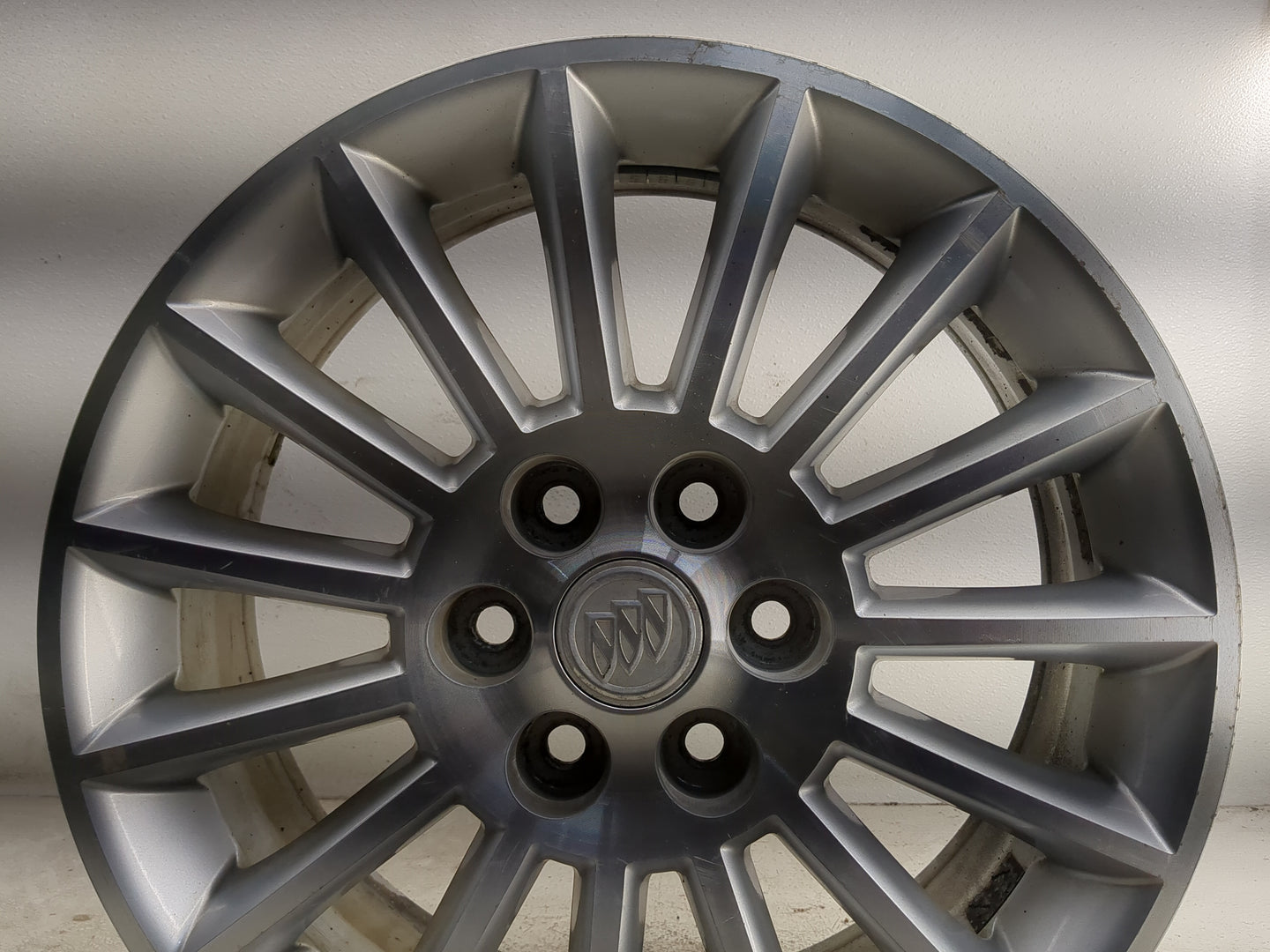 2008-2012 Buick Enclave Oem Wheel Rim 1318372 - Oemusedautoparts1.com