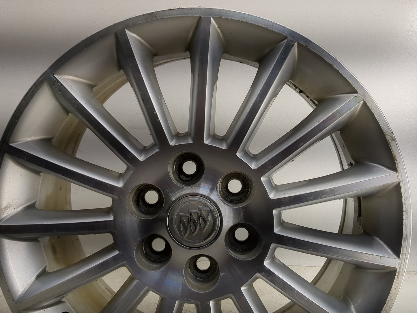 2008-2012 Buick Enclave Oem Wheel Rim 1318373 - Oemusedautoparts1.com