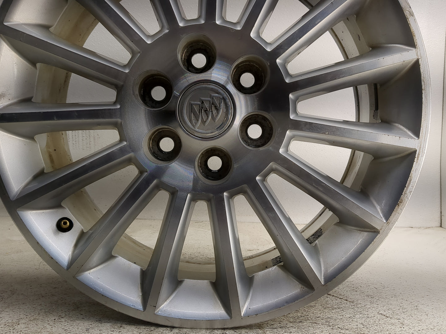 2008-2012 Buick Enclave Oem Wheel Rim 1318373 - Oemusedautoparts1.com
