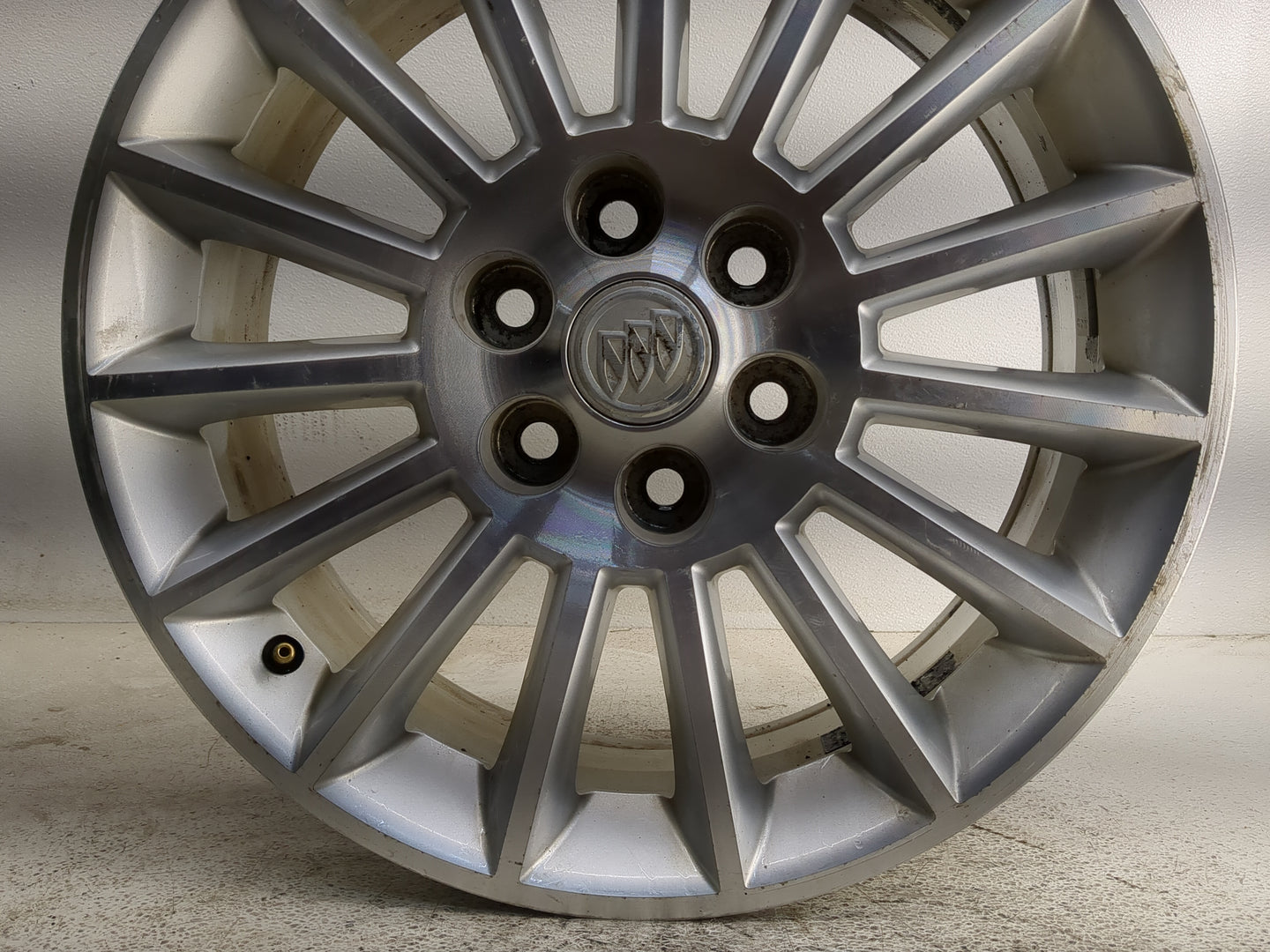 2008-2012 Buick Enclave Oem Wheel Rim 1318373 - Oemusedautoparts1.com