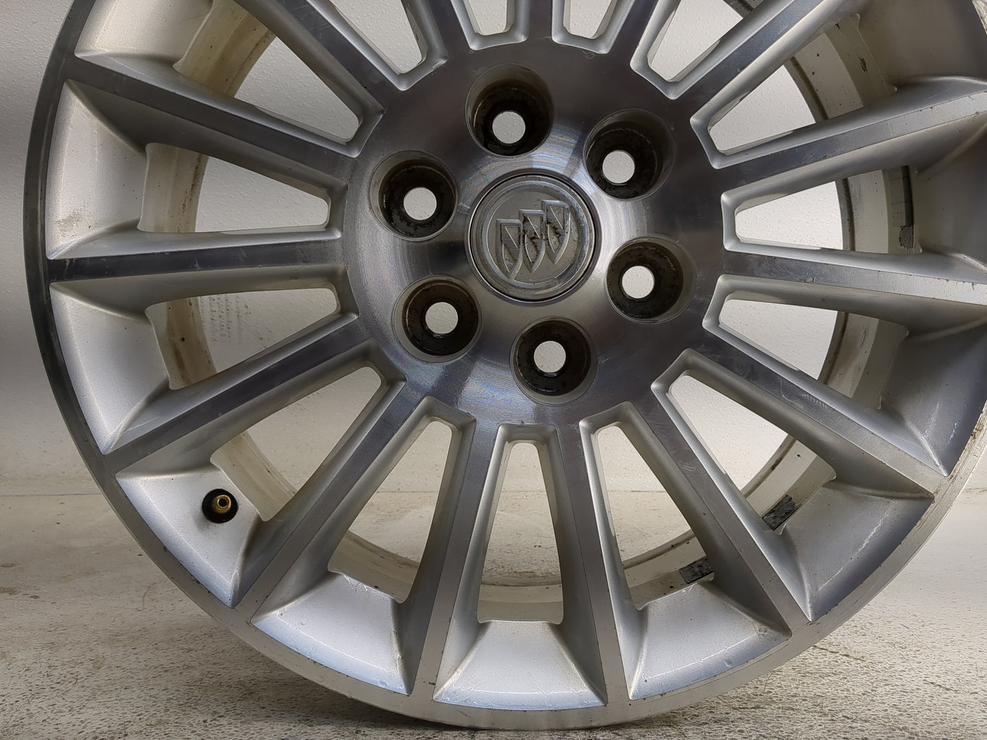 2008-2012 Buick Enclave Oem Wheel Rim 1318373 - Oemusedautoparts1.com