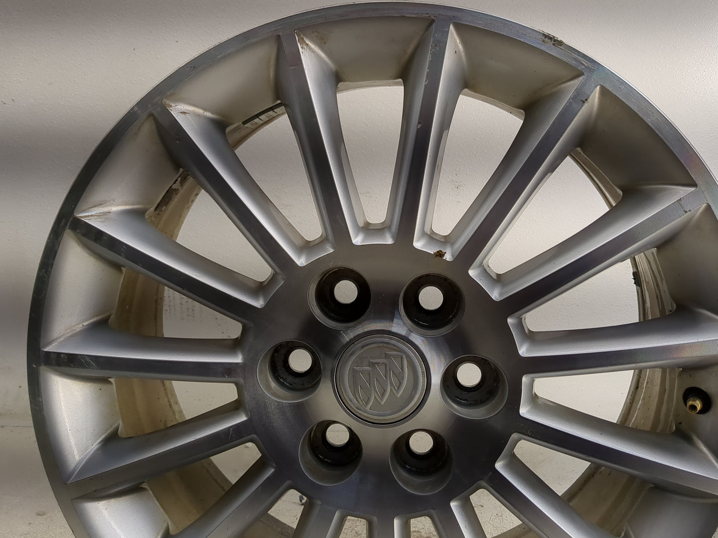 2008-2012 Buick Enclave Oem Wheel Rim 1318374 - Oemusedautoparts1.com
