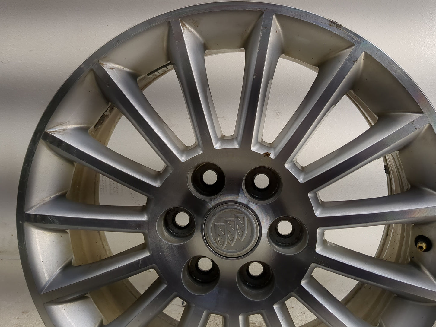 2008-2012 Buick Enclave Oem Wheel Rim 1318374 - Oemusedautoparts1.com