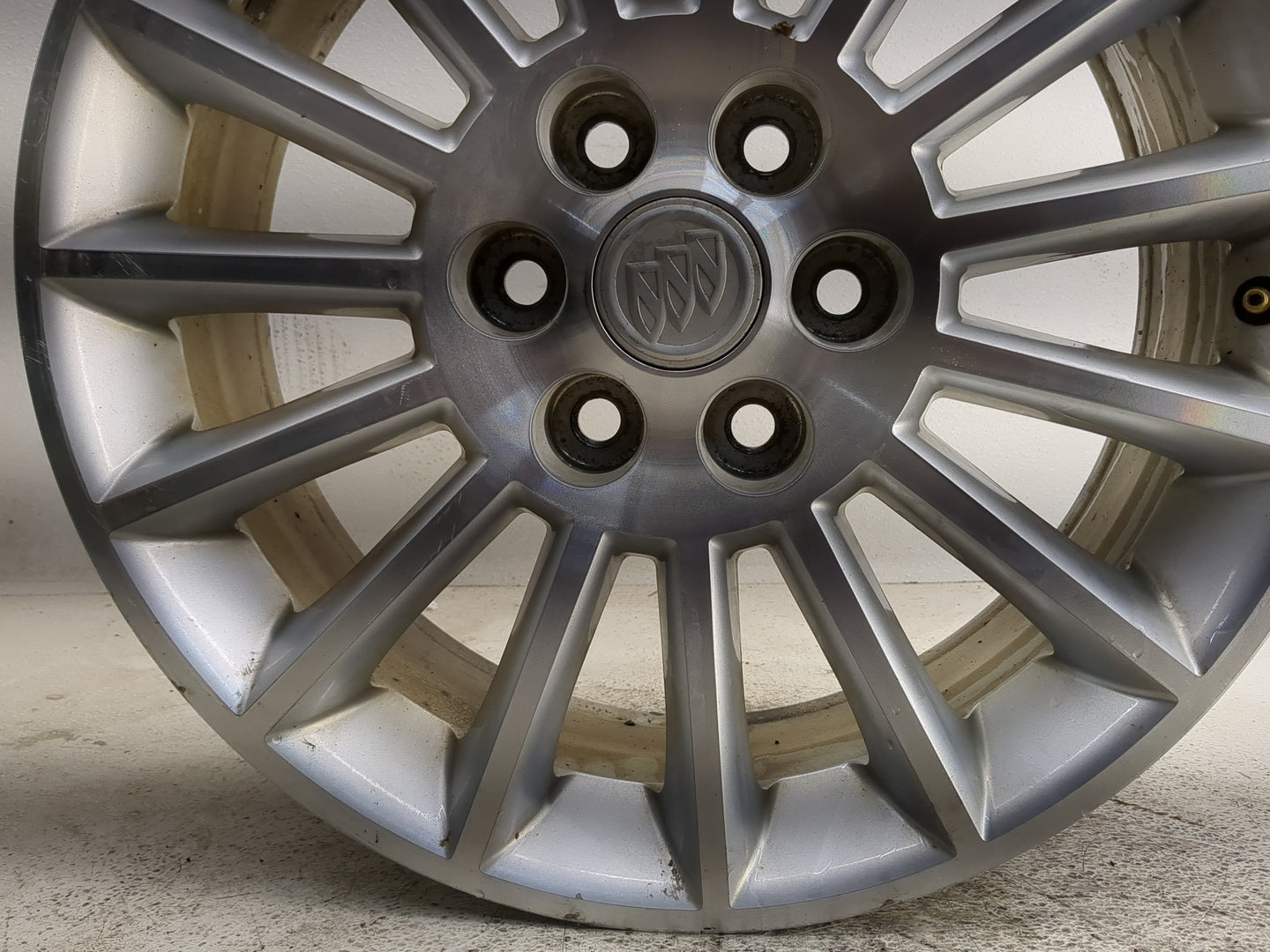 2008-2012 Buick Enclave Oem Wheel Rim 1318374 - Oemusedautoparts1.com