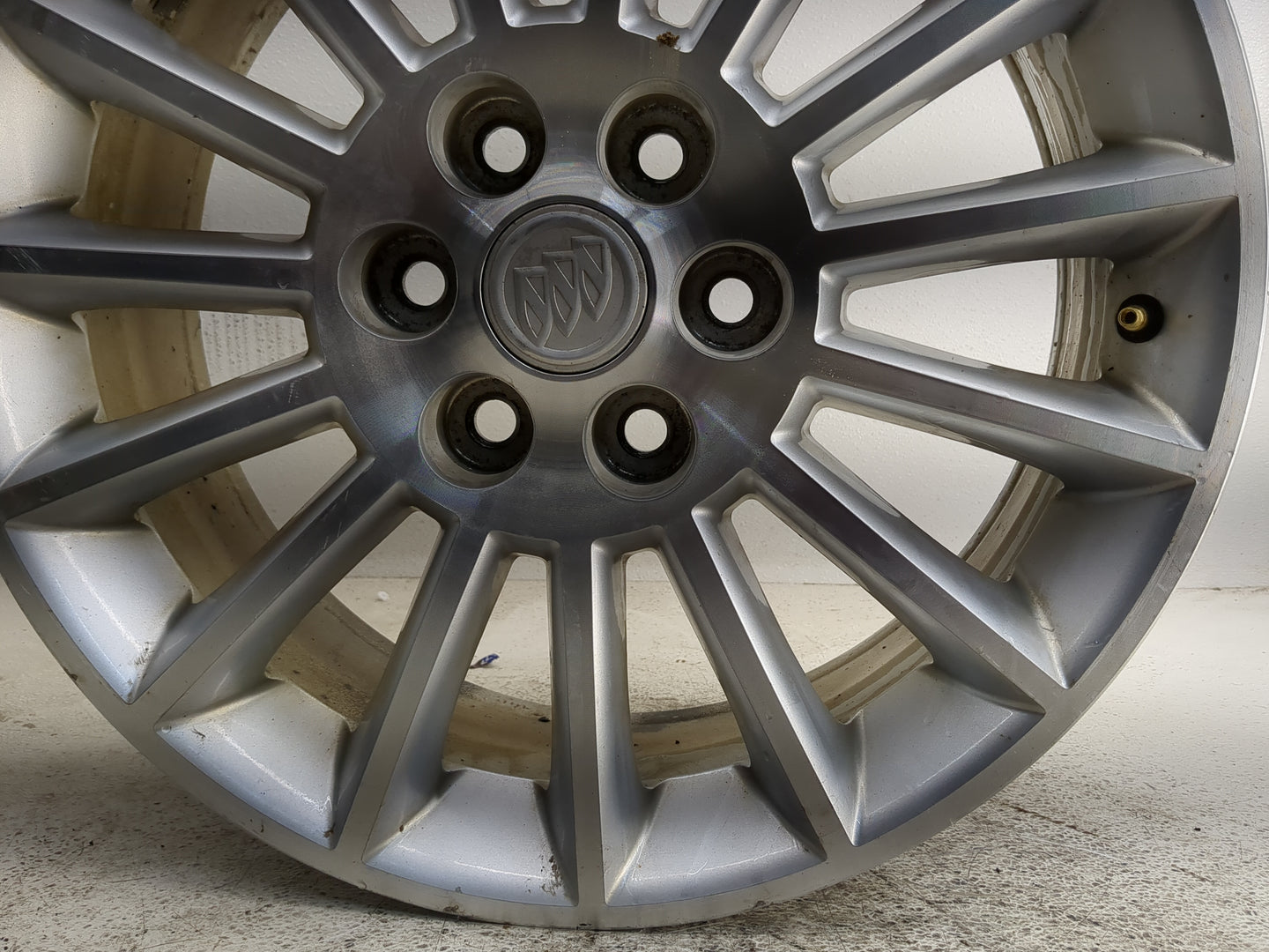 2008-2012 Buick Enclave Oem Wheel Rim 1318374 - Oemusedautoparts1.com