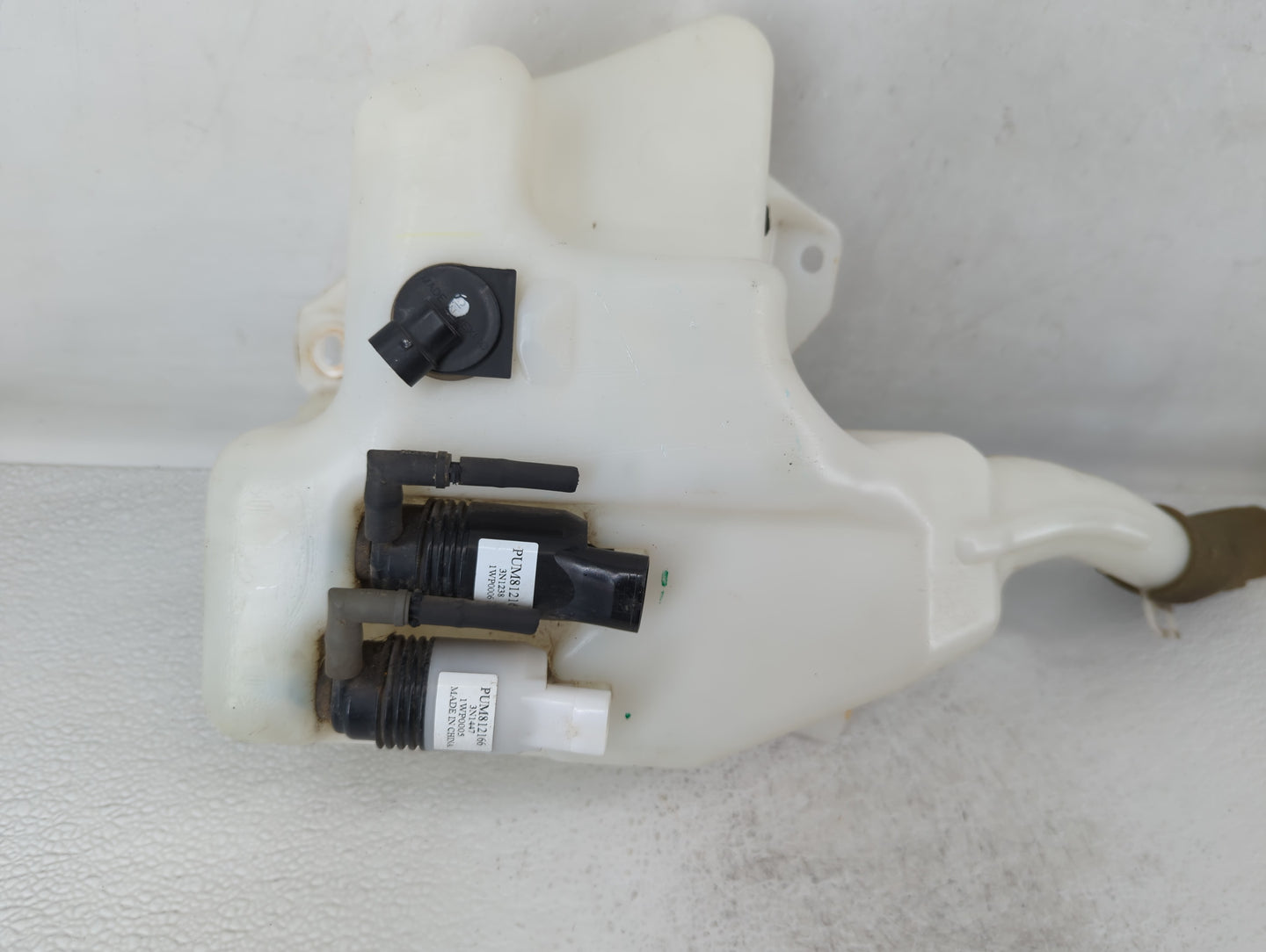 2010-2017 Buick Enclave Windshield Washer Fluid Reservoir Bottle Oem - Oemusedautoparts1.com