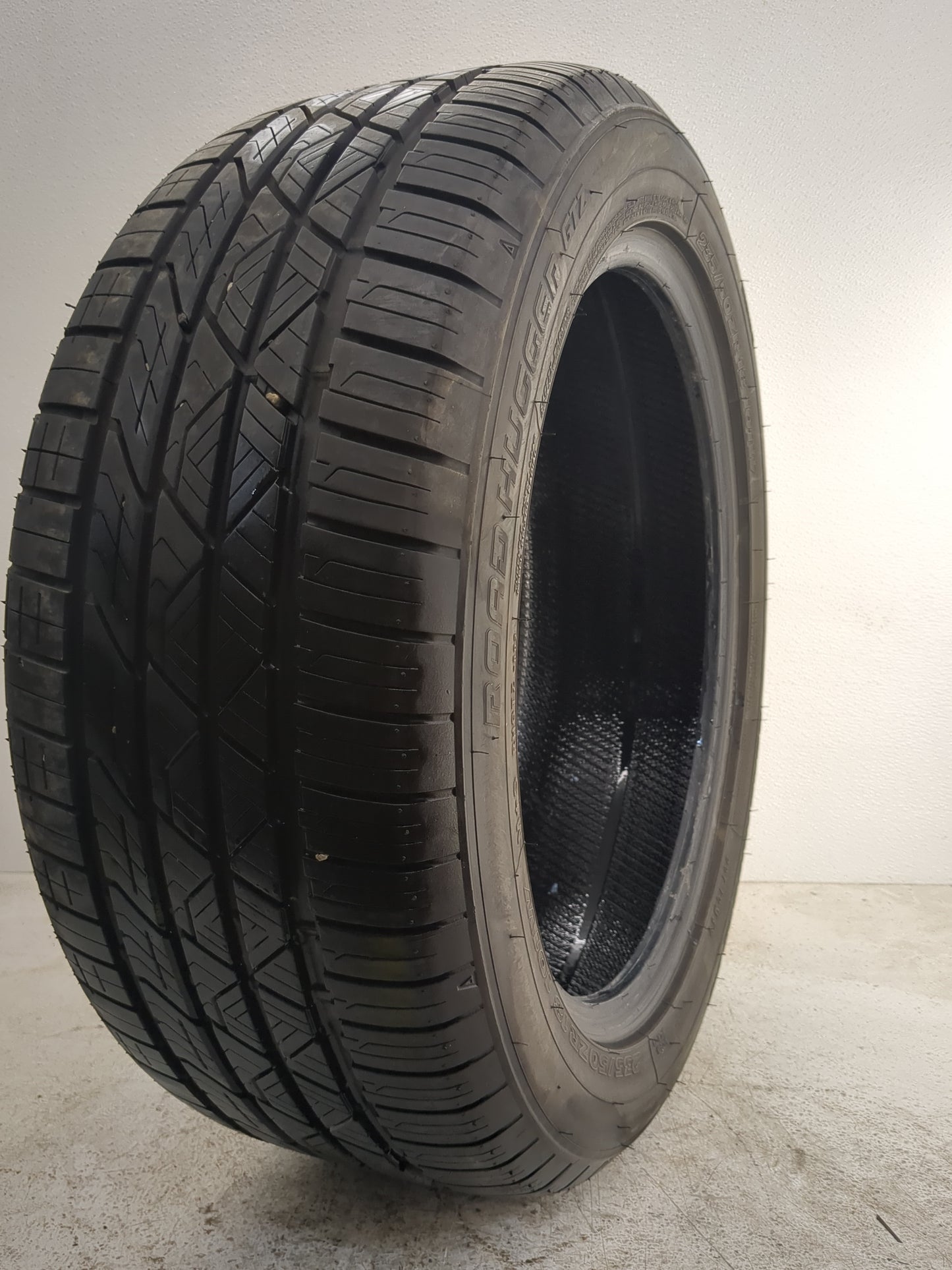 Used Tire 235/50ZR18 ROAD HUGGER GTZ 101W - Tread Depth 10/32 - Oemusedautoparts1.com